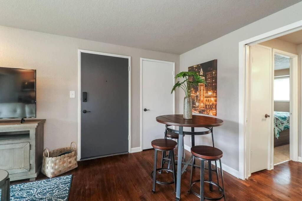 Holly First Floor 2 King Beds Villa Kansas City Buitenkant foto