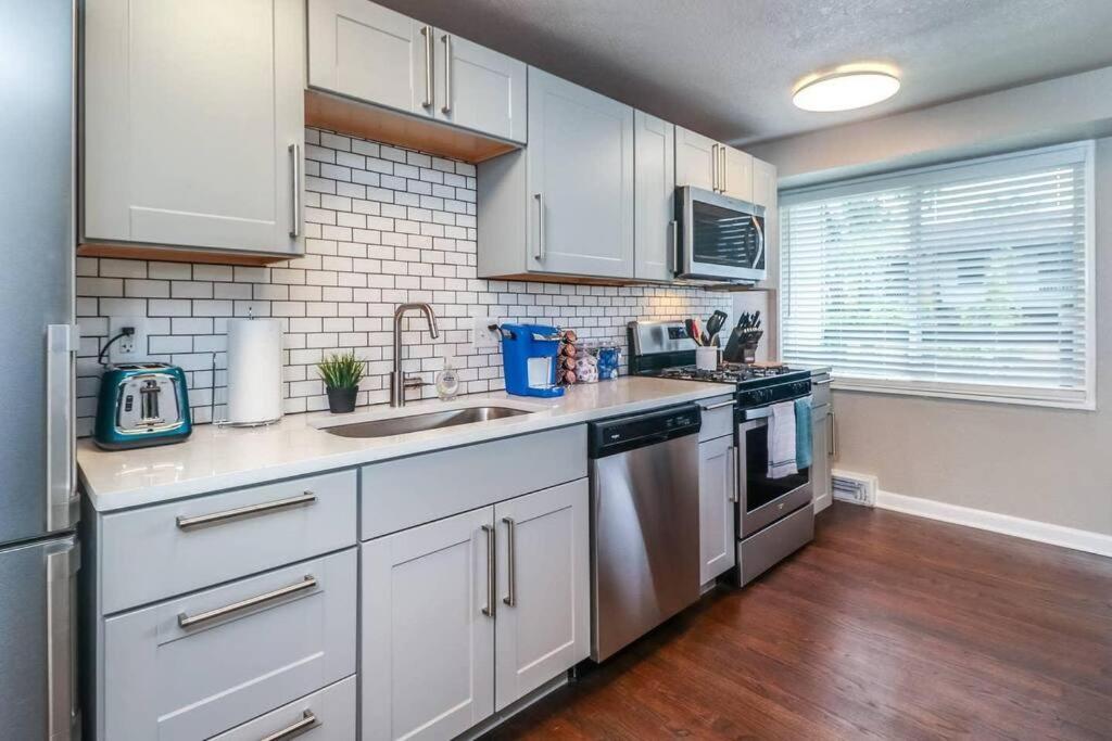 Holly First Floor 2 King Beds Villa Kansas City Buitenkant foto